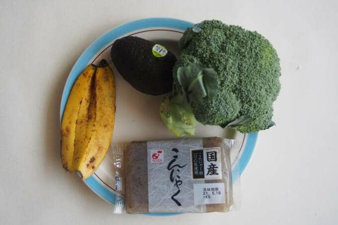 お皿にブロッコリーやこんにゃくなど