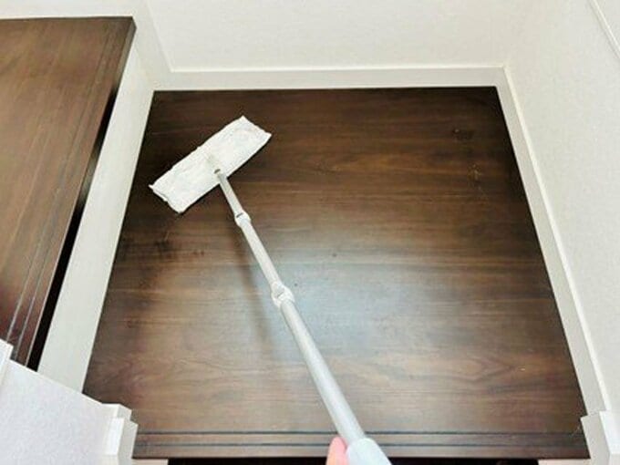 フローリングワイパーで掃除中の様子