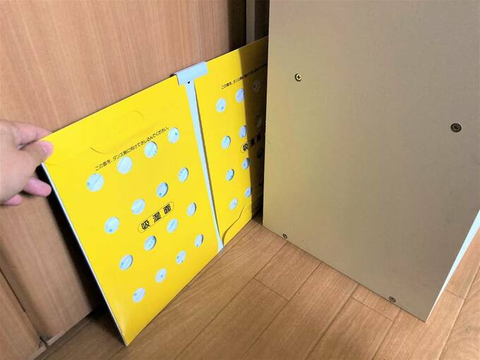 シートタイプの除湿剤を取り出す様子