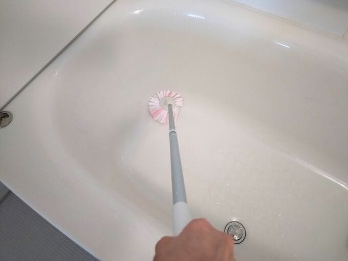お風呂場のヌメリも解消！　「柄つきブラシ」を使ってよかった