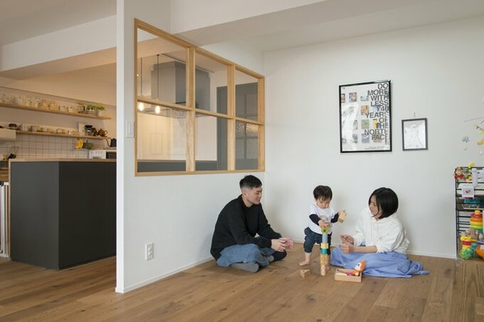 キッチンから目が届くように室内窓を設置したプレイスペース