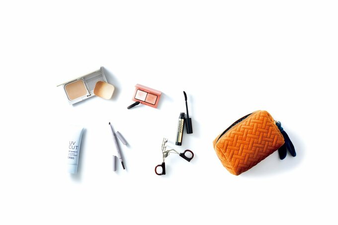 メイク道具とポーチ