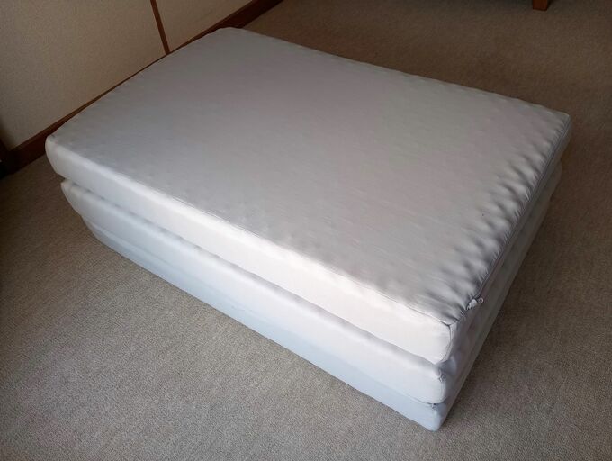 ニトリの三つ折りボリュームマットレス・シングルサイズ。畳んでコンパクトにしたところ