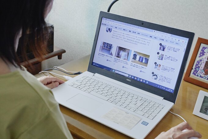 ブログを更新する原田さん