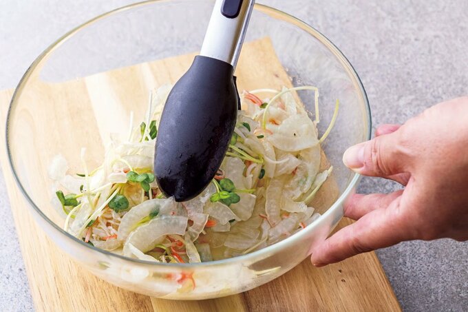 ボウルにサラダ