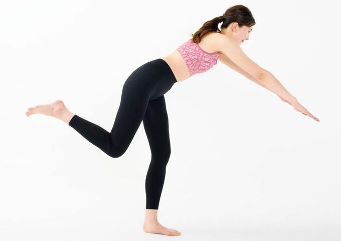 腕が下がり片足後ろ