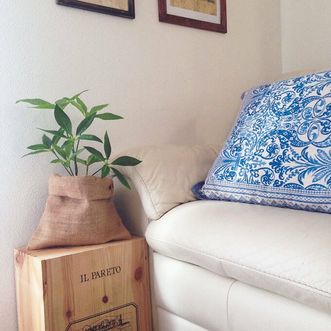 ナチュラル感ある麻の風合いを植物と組み合わせる