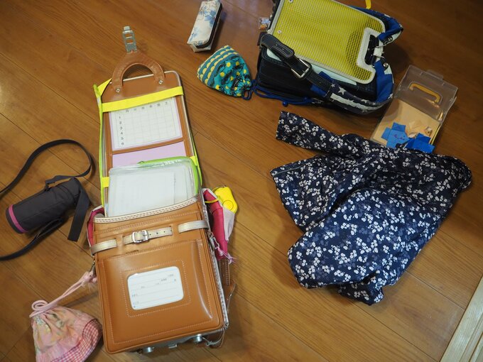 散らかったランドセルなど