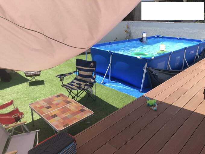 プール脇でバーベキュー