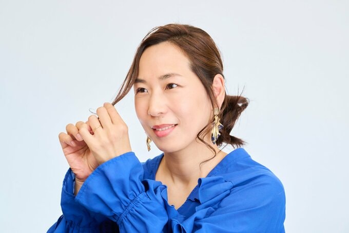 毛先を整える女性