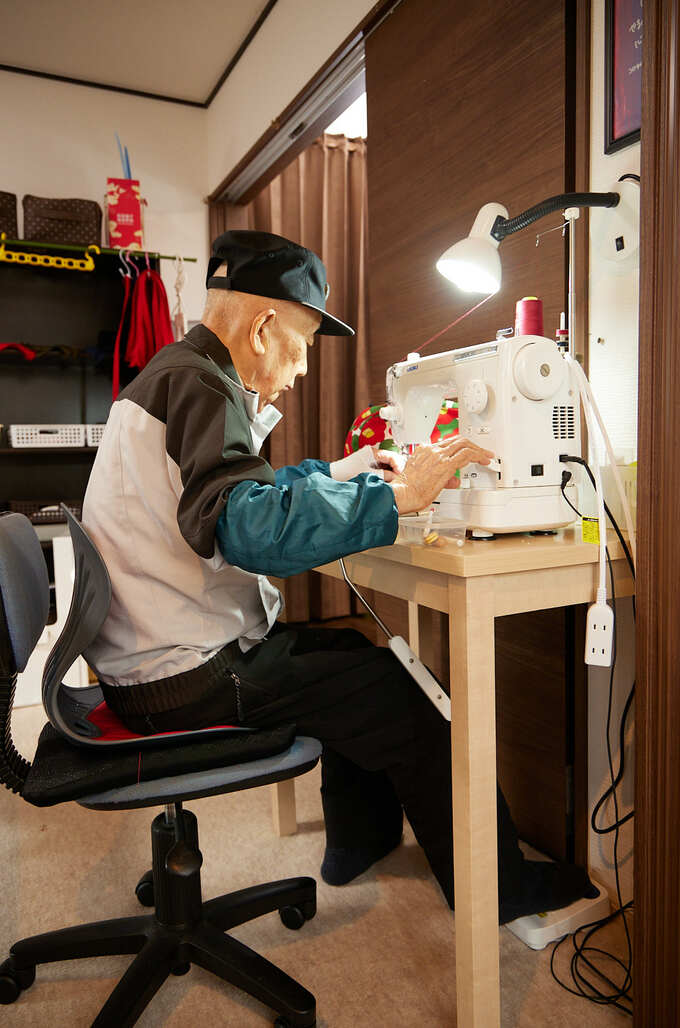 ミシンで作業をするG3
