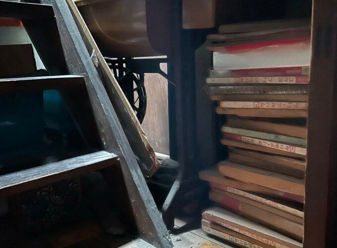 部屋の奥に積み重なっていたアルバム