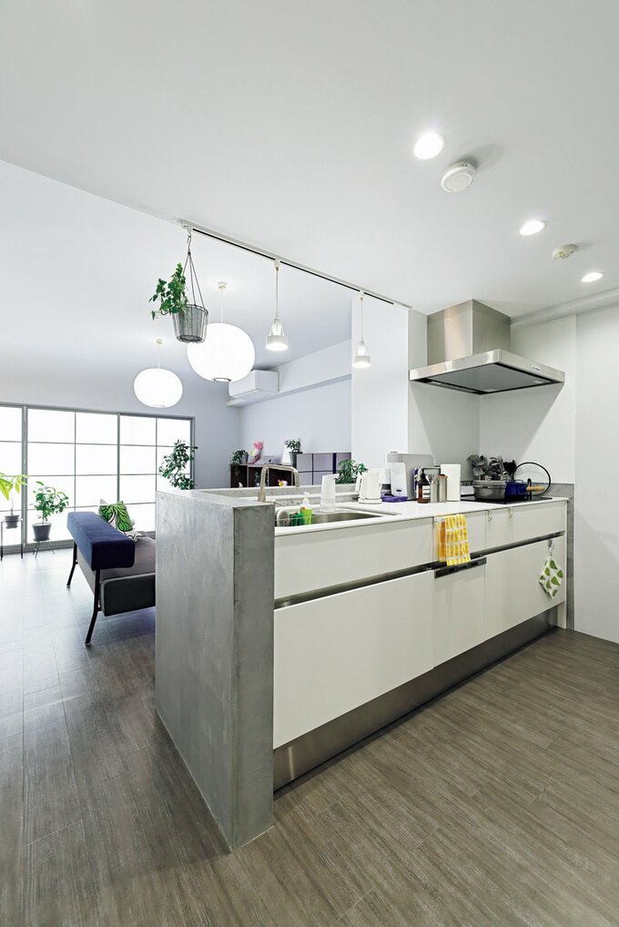 白を採用したシステムキッチン