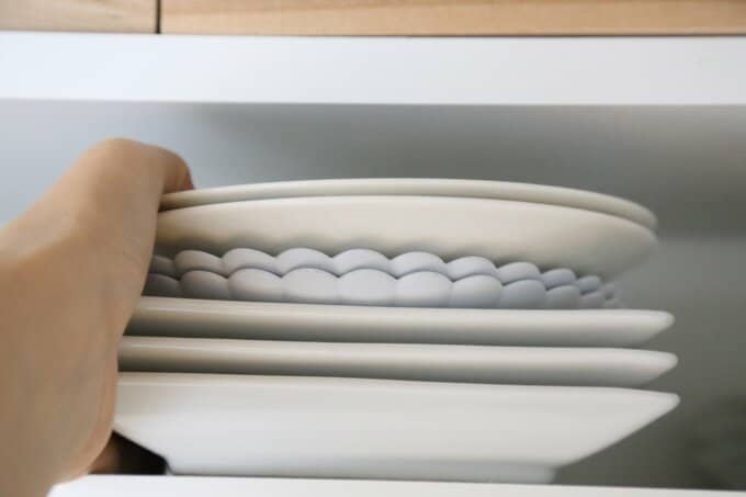 出した食器を戻す