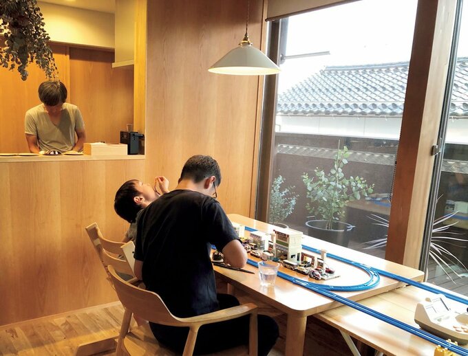 ダイニングテーブルに親子