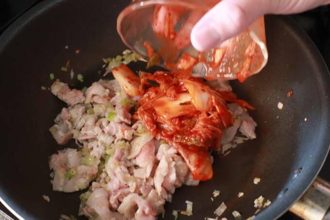 豚肉の色が変わってきたらキムチを加える