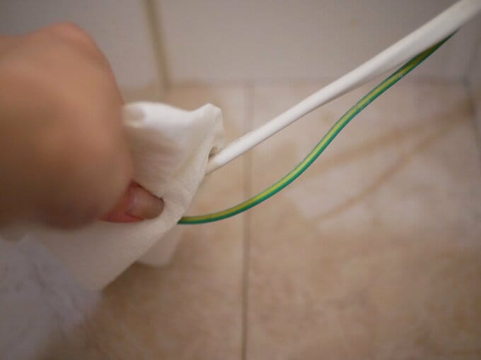 コンセント周りのホコリを取ることも忘れずに