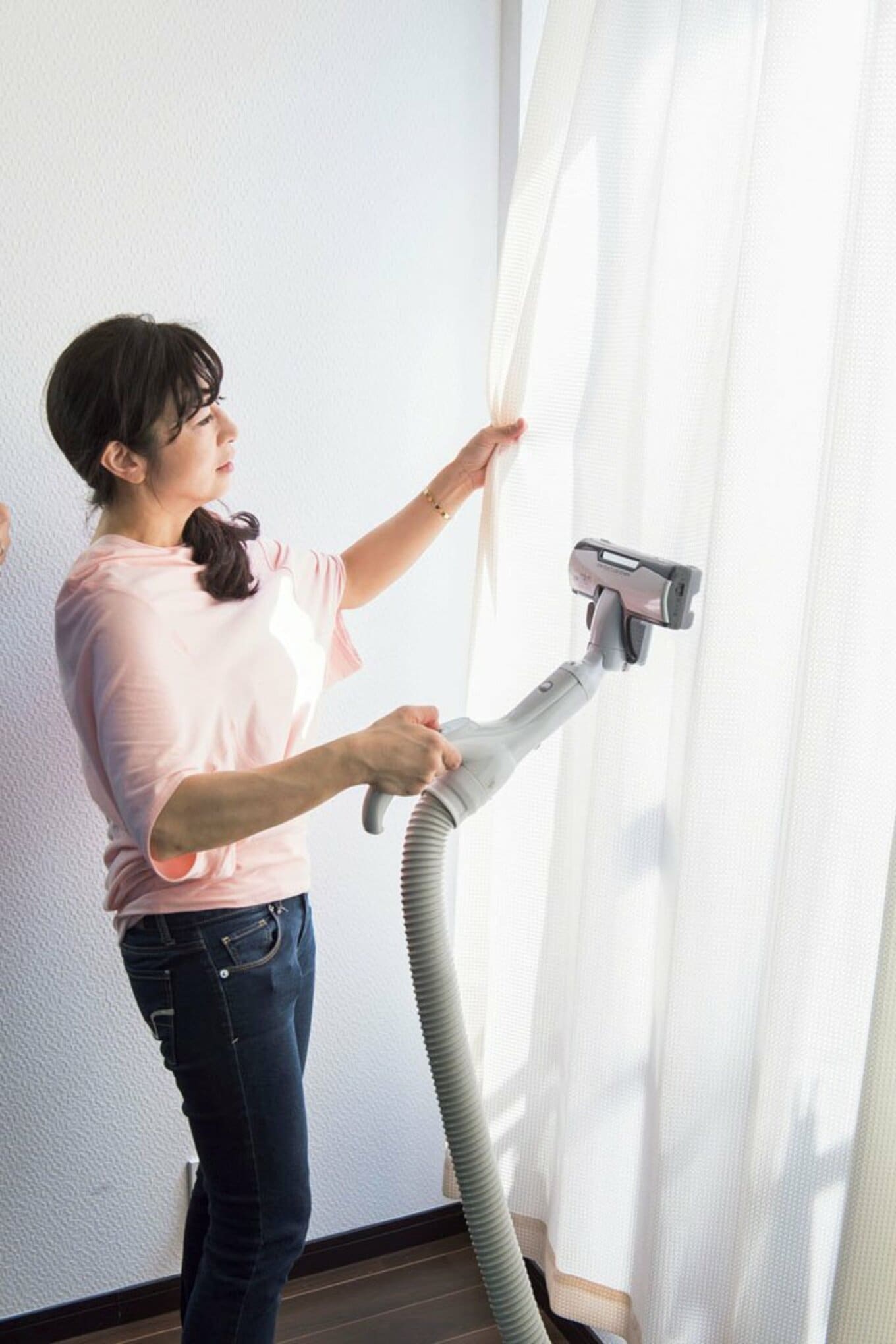 [写真](1ページ目)プロ技でリビングのカビ＆ダニを撃退！お宅のフローリングやソファは大丈夫？ | ESSEonline（エッセ オンライン）