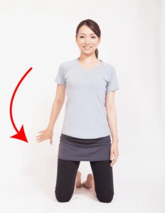 後ろを通るように、ゆっくり手を下ろす