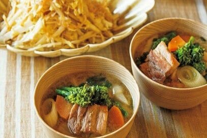 笠原将弘さんが春になると必ずつくる「豚汁」。厚切り豚肉でうま味もアップ