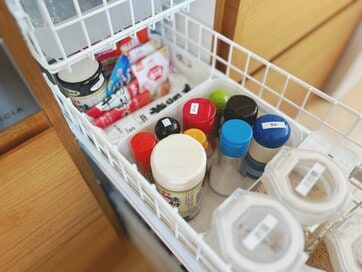 「調味料の詰め替え」して便利なもの、そうじゃないもの。厳選することでラクになり、収納もすっきり