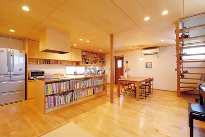 【注文住宅事例】周りを囲まれた敷地なのに、明るくのびのびした家。プランのカギは？