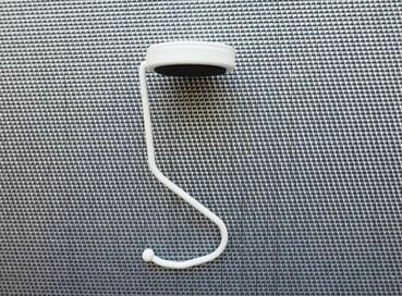 バッグの「直置き」問題はこれで解消。買ってよかった、ダイソー110円の「フック」