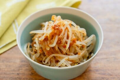あと1品にうれしい「モヤシの梅おかかあえ」。レンチンで即完成
