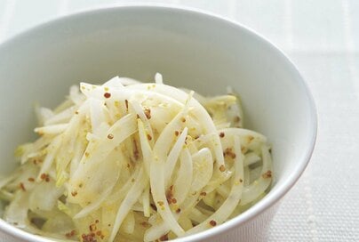 あえるだけ！の「タマネギの粒マスタードサラダ」。甘みと辛みがやみつきのおいしさ