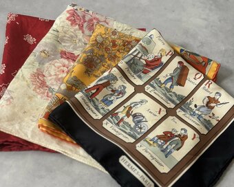 50代、しまい込んでいた「スカーフ」が大活躍。夏のシンプルコーデが見違える4つのアイディア