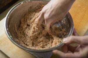 手でなめらかに練り混ぜる