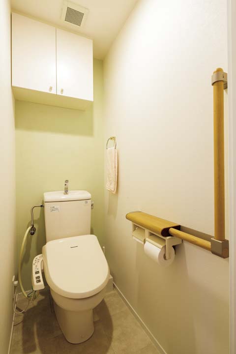 便器は既存を生かし、内装をリフレッシュしたトイレ