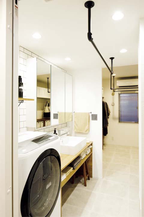 洗面所からウォークインクロゼットを見る