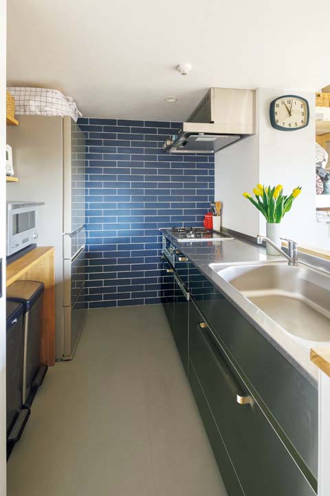 青いサブウェイタイルを貼ったキッチン