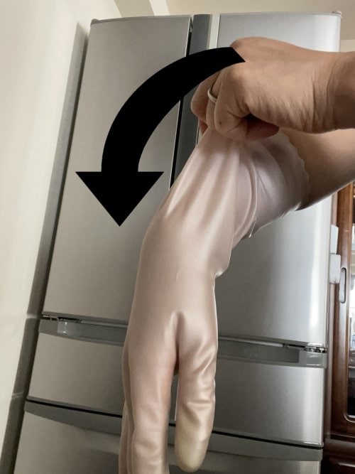 手袋を下に向け上から手を入れる