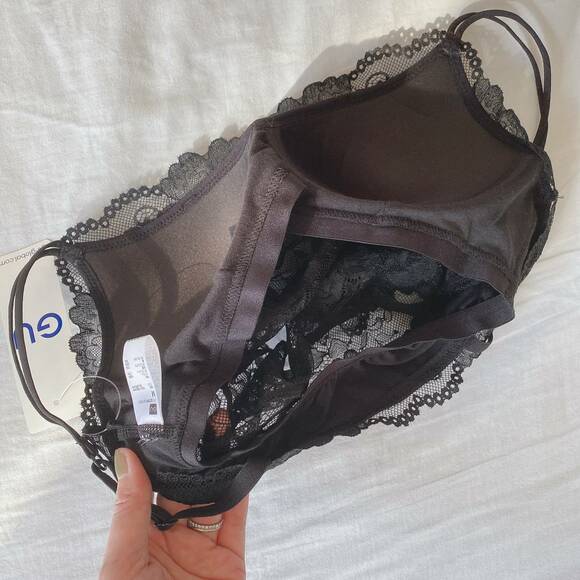 黒のブラジャー裏