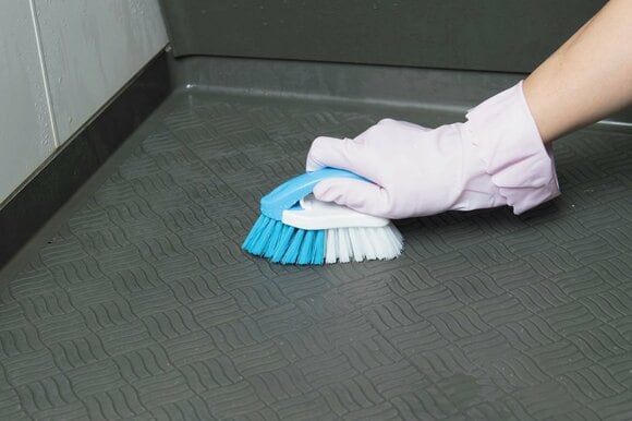 ブラシでこする