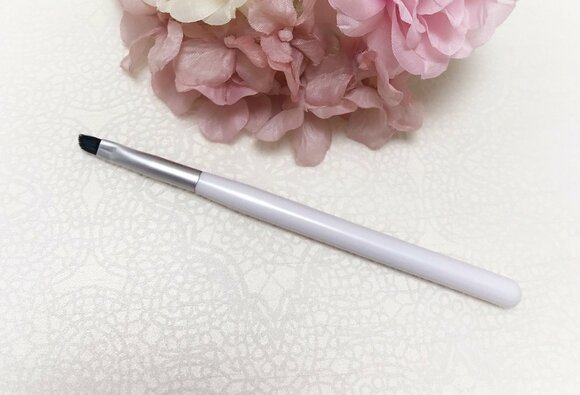 斜めカットが絶妙な眉ブラシ