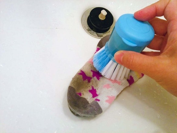 泥んこ靴下は100円ショップのキッチンブラシで