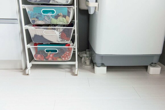 洗濯機の下には、専用の底上げ台を入れる