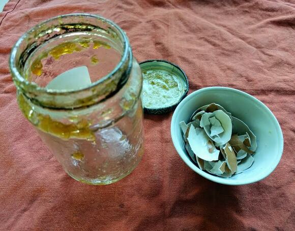 用意するのはゆで卵の殻だけ