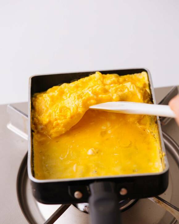 卵の下に卵液を流し込む