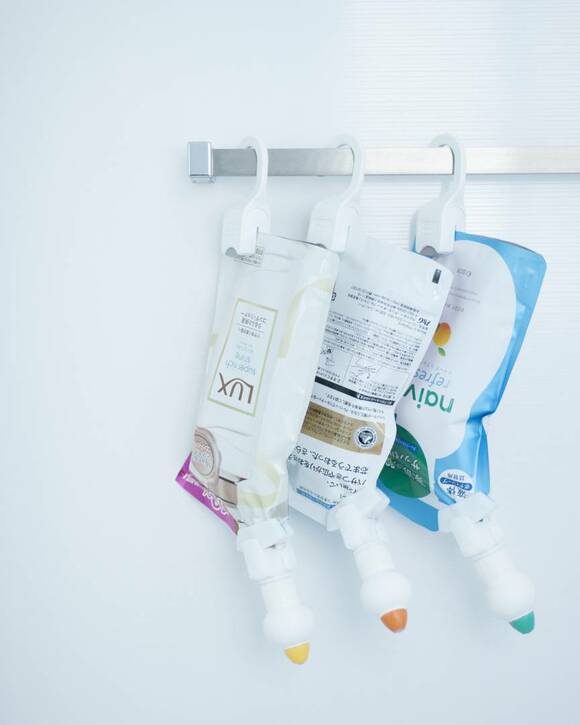 詰め替えをフックにかける