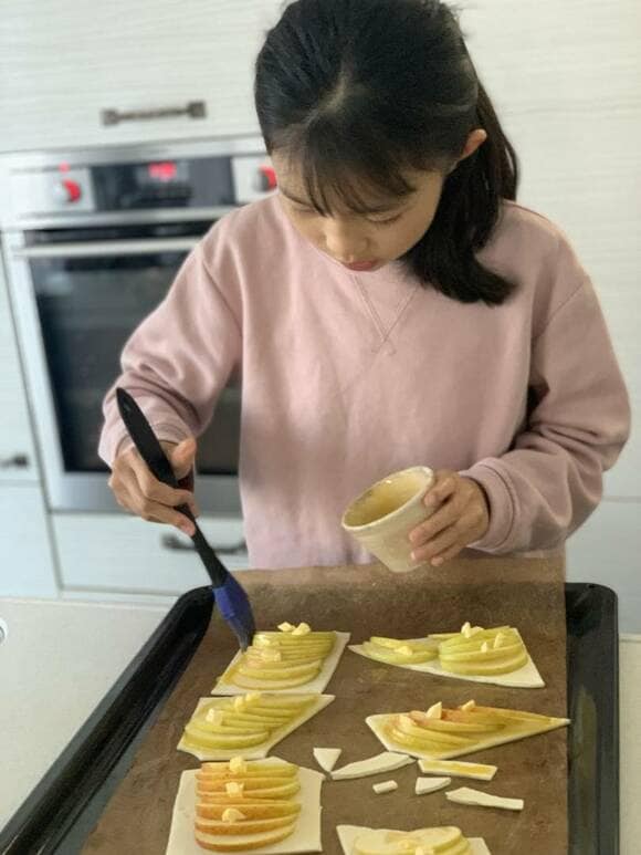 卵黄をぬる様子