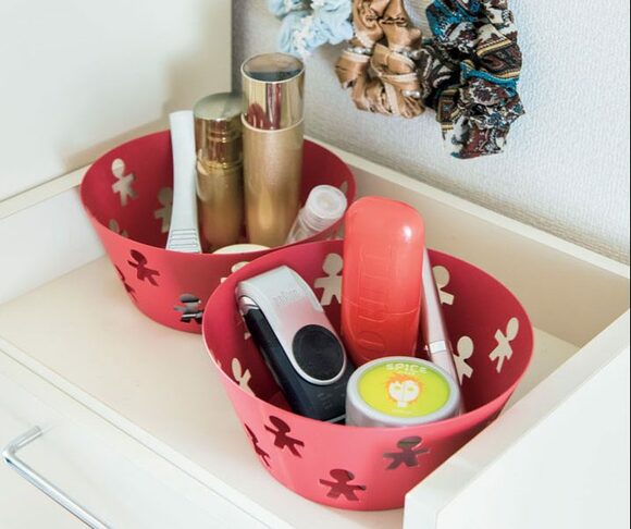 身の回りの生活雑貨は専用バスケットを用意して見た目もよく