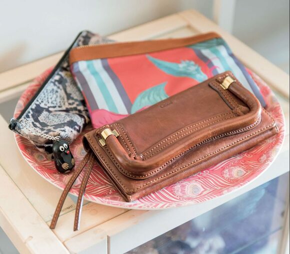 財布は寝室のチェストの上