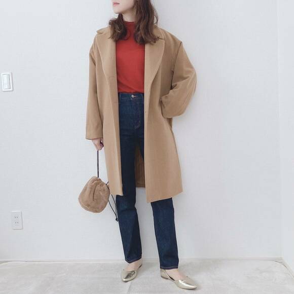 レッドとキャメルの組み合わせにデニムを合わせたコーデ