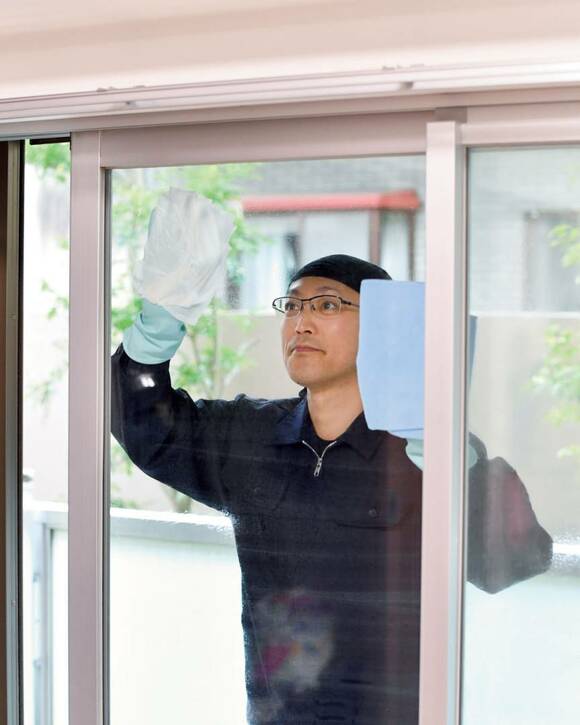 ウェットシートで窓ガラスの外側をふく