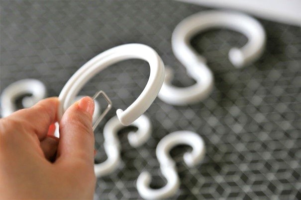 S字フックの片方にストッパーがついている