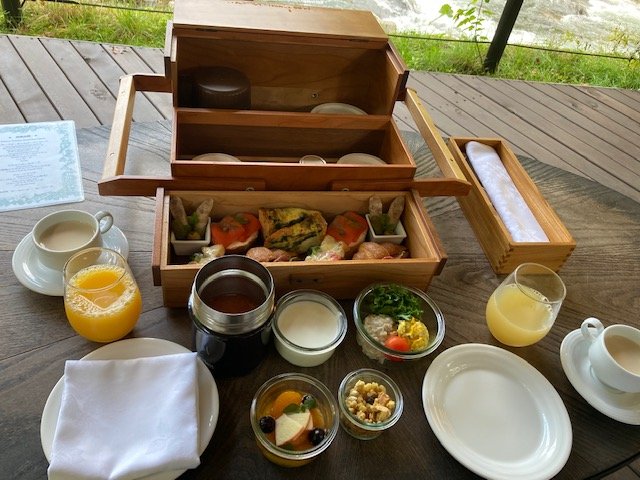 パン3種にキッシュ・温かいミネストローネ